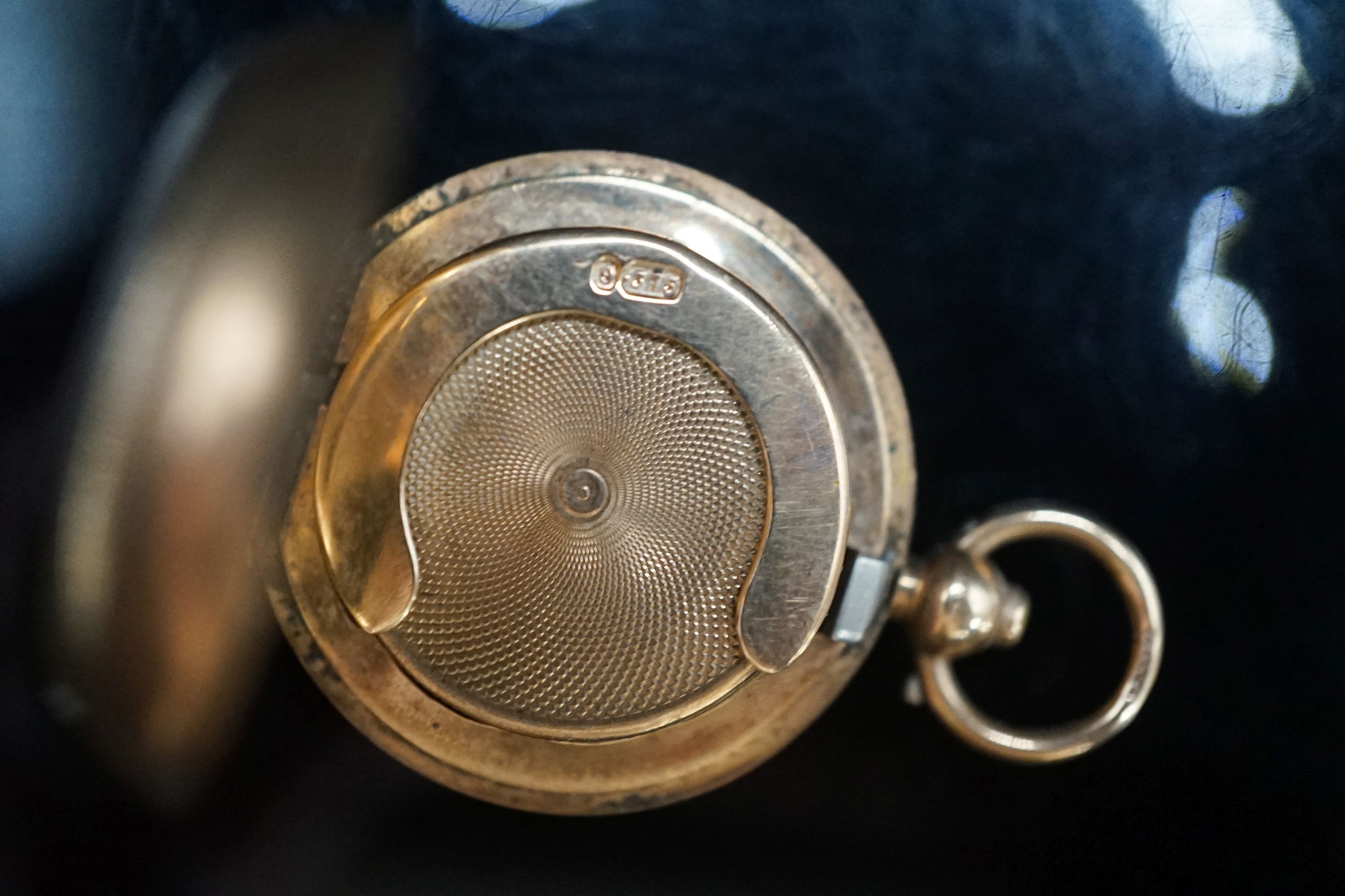 A late Victorian 9ct gold sovereign case with engraved monogram, containing an Edward VII 1907 gold sovereign, gross weight 24.2 grams.